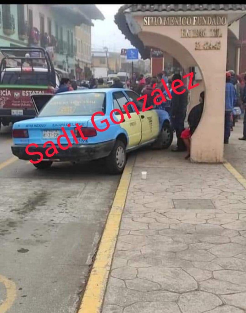 Policías viales chocan a taxi y se dan a la fuga en Zacapoaxtla.