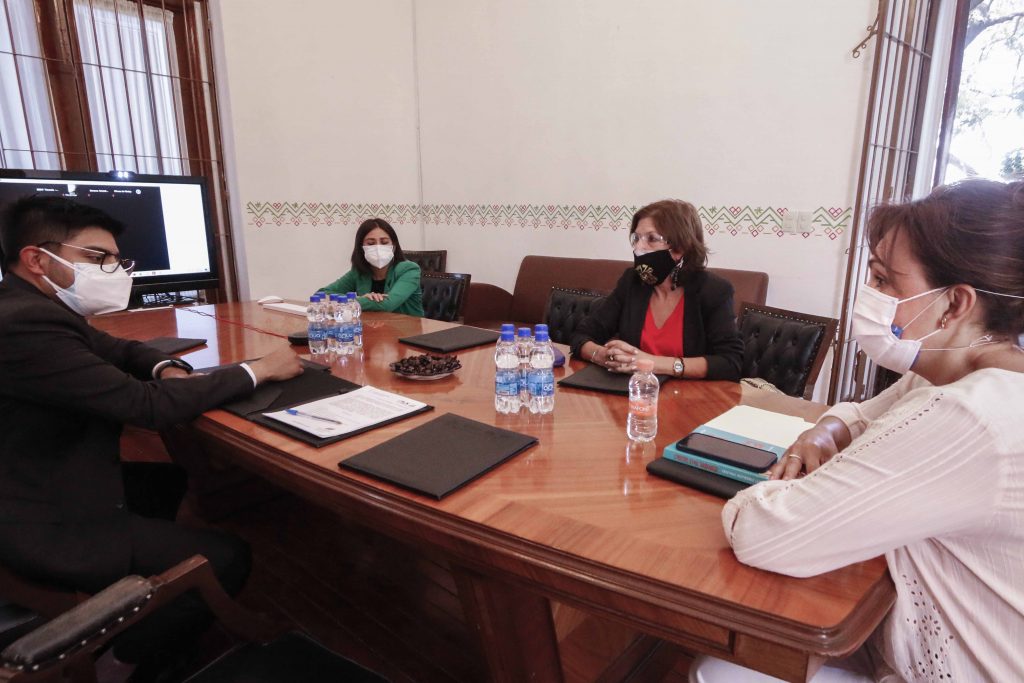 Sandra Chávez y Relaf rinden homenaje a familias que brindan acogimiento familiar.