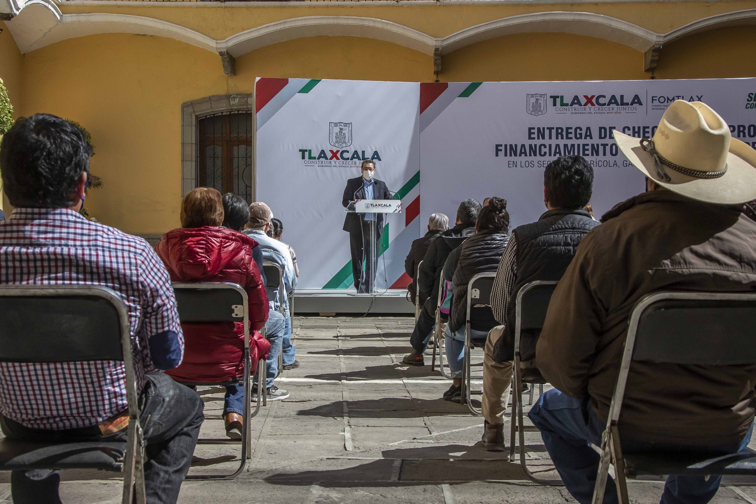 Entrega Marco Mena créditos a negocios tlaxcaltecas: Se han conservado 10 mil empleos