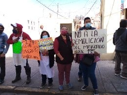 Video desde Puebla: Locatarios se manifiestan contra colocación de carpas y denuncian que 4 de sus compañeros fueron detenidos