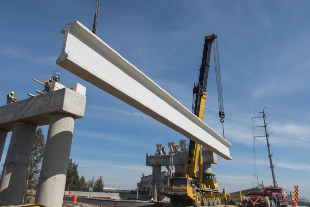 Desde Tlaxcala: Continúa Secoduvi con colocación de trabes en el nuevo distribuidor carretero Xicohtencatl.