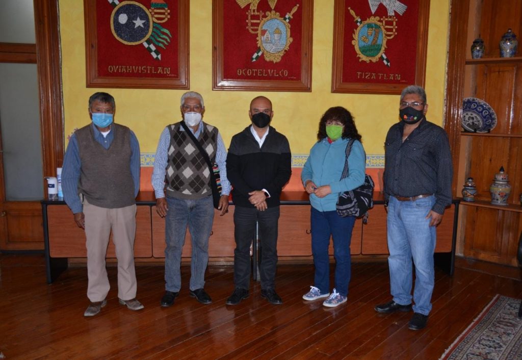 Se reúne secretario de Turismo con artesanos de la entidad.