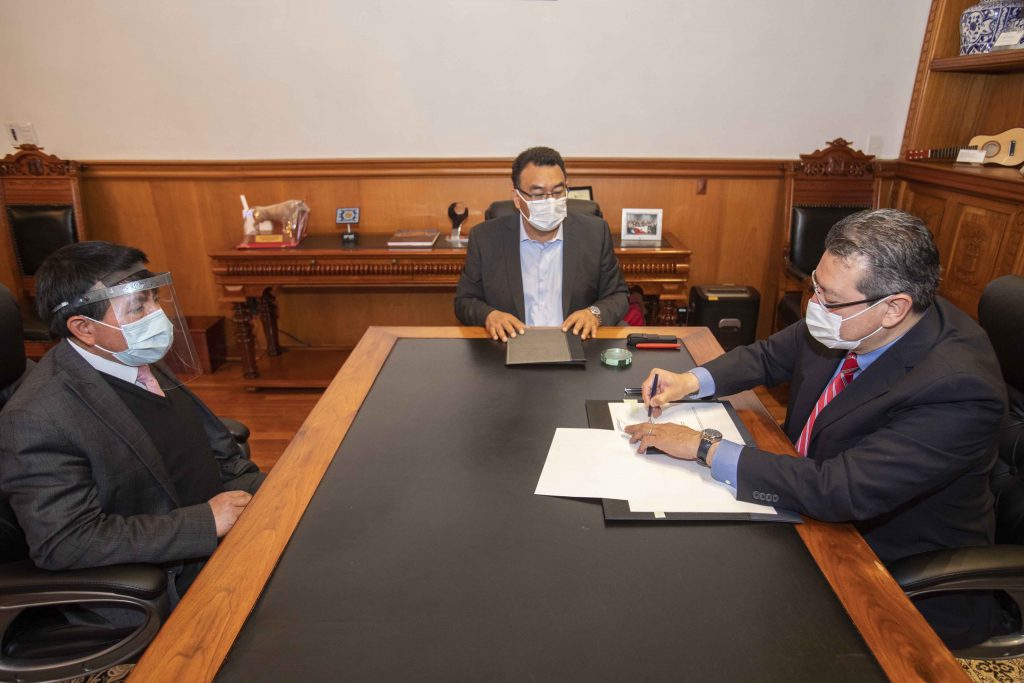 Marco Mena toma protesta a Pedro Sánchez Ortega como nuevo magistrado del TSJE.