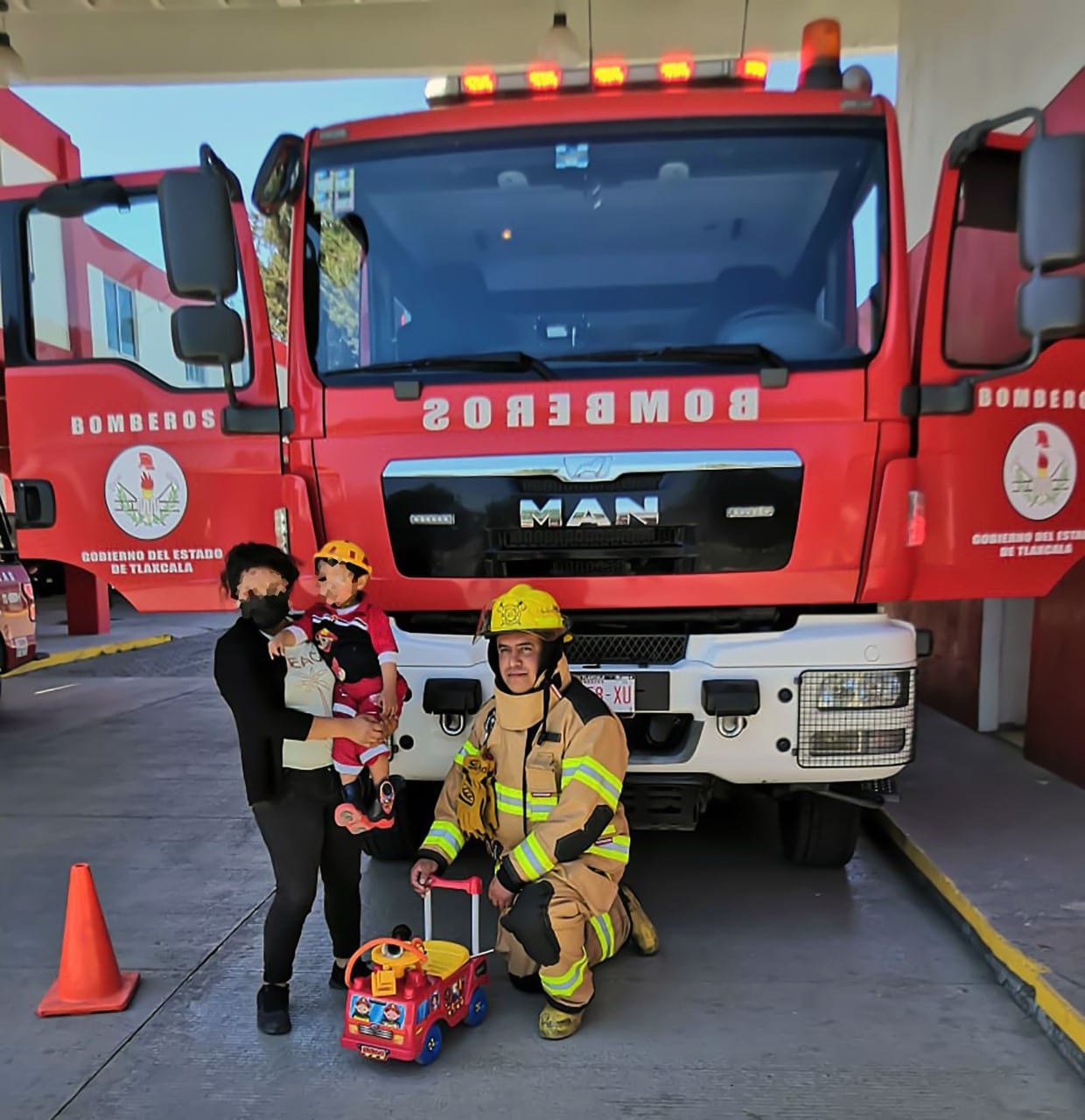 Desde Tlaxcala: Niño Santi cumplió su sueño de conocer un camión de bomberos