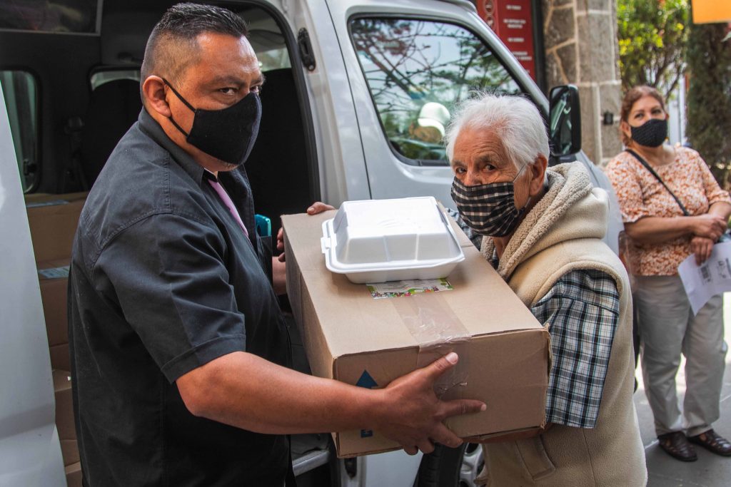 Entregan DIF estatal y CAT apoyos alimentarios a artesanos del estado.