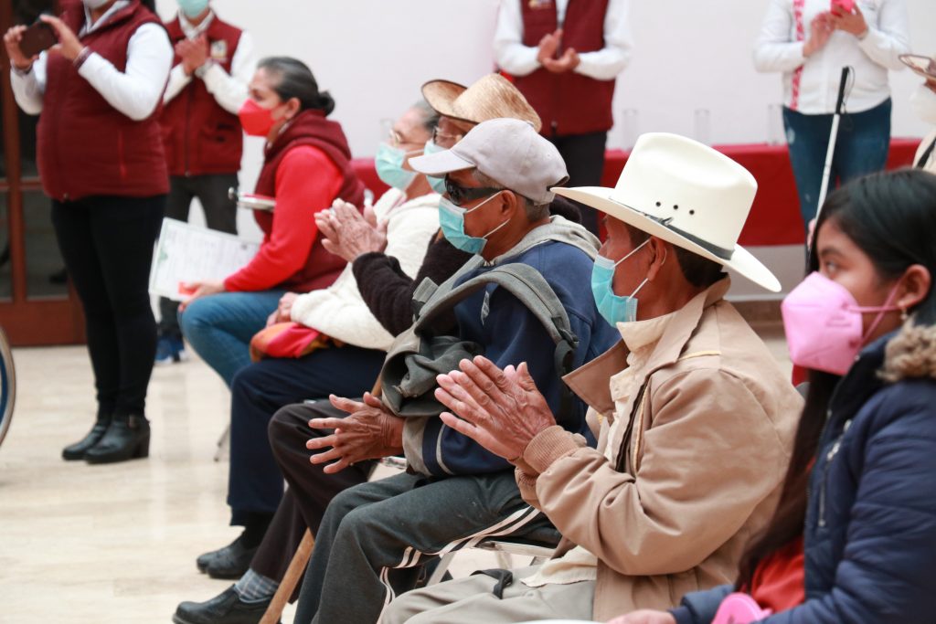 Realiza SEDIF tercera entrega de actas de nacimiento en Braille al interior del estado