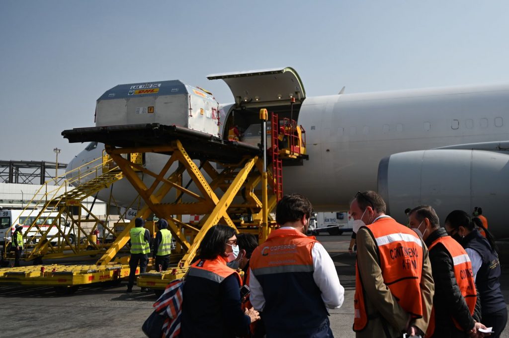 México recibe el mayor embarque de vacunas de Pfizer contra la covid