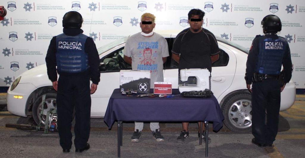 Atrapan a dos rateros de casas-habitación de la zona sur de Puebla capital