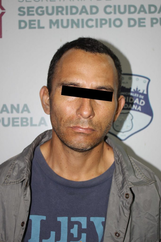 Detuvo Policía Municipal de Puebla a probable asaltante de tienda Oxxo.