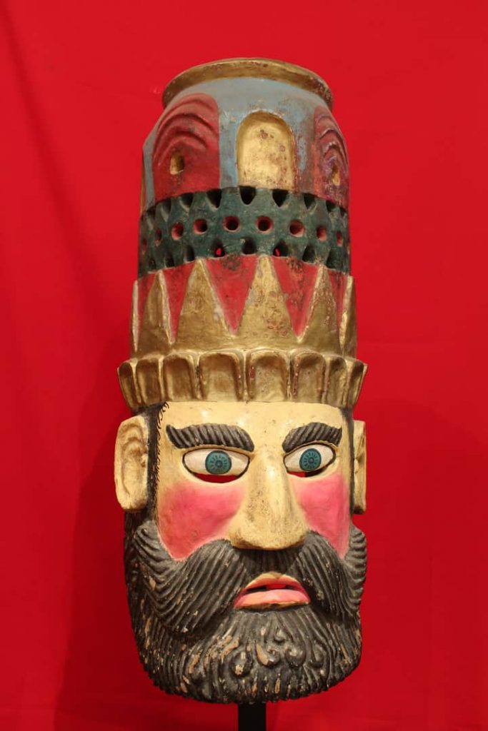 Uso de máscaras en la fiesta religiosa