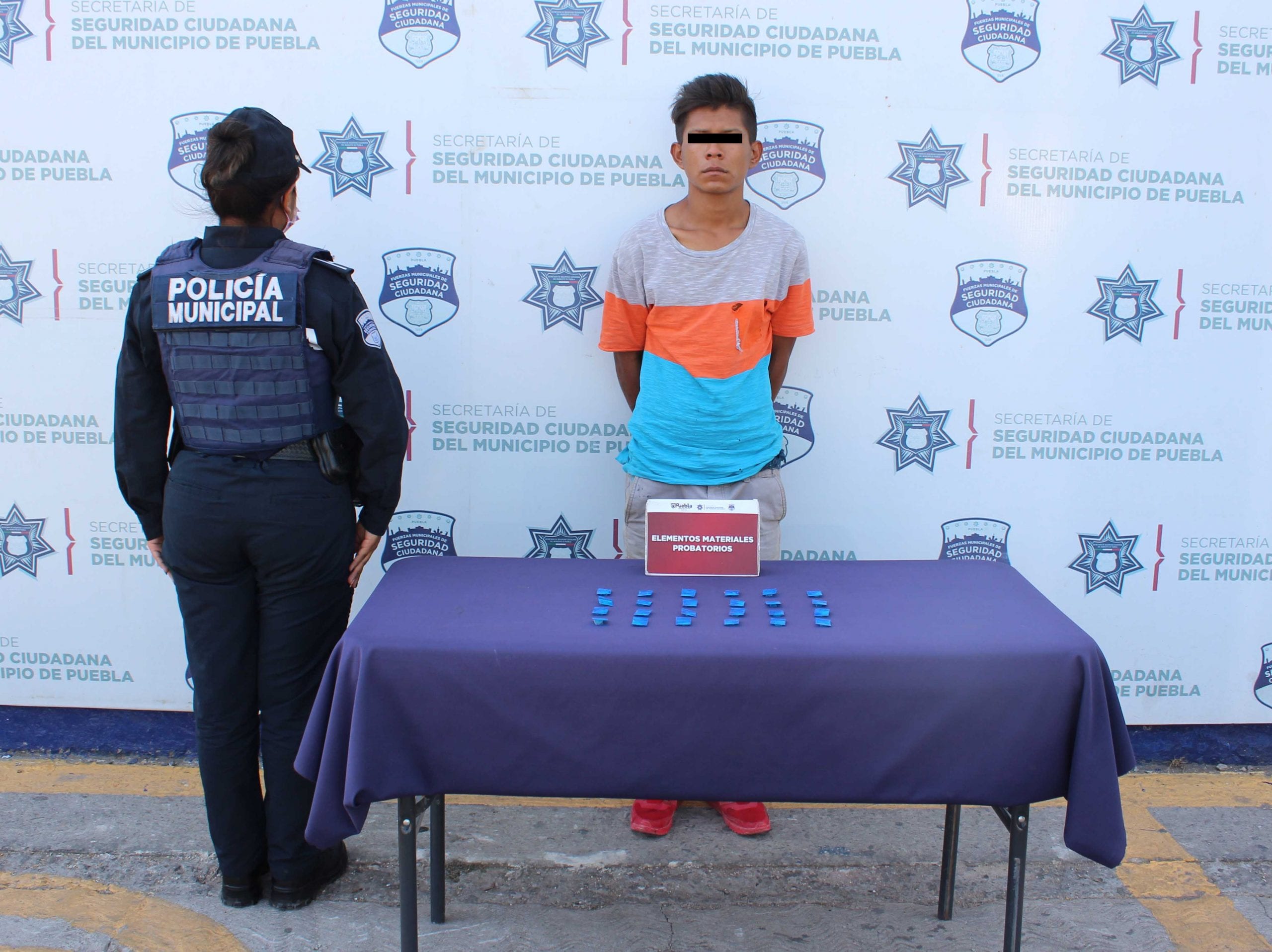 Detuvo Policía Municipal de Puebla a hombre en posesión de 25 dosis de posible cristal.