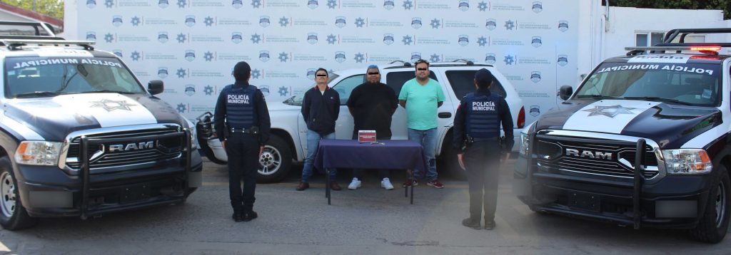 Recuperó Policía Municipal de Puebla una camioneta robada; hay tres personas detenidas.