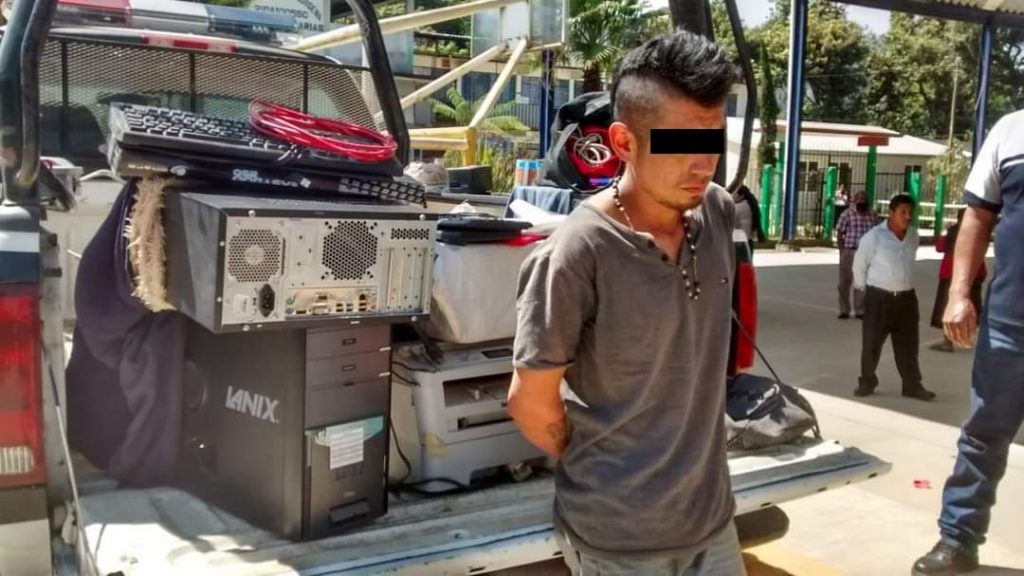 Autoridades de la junta auxiliar de Xilocuautla detuvieron a un sujeto en posesión de equipos de cómputo robado