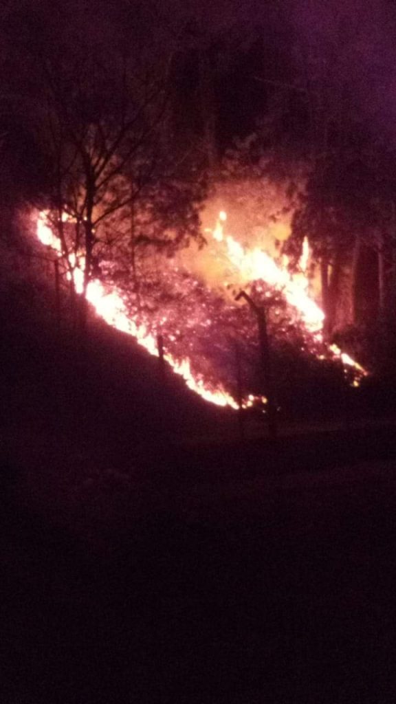 Reportan incendio alrededor del deportivo Texcapa, Huauchinango