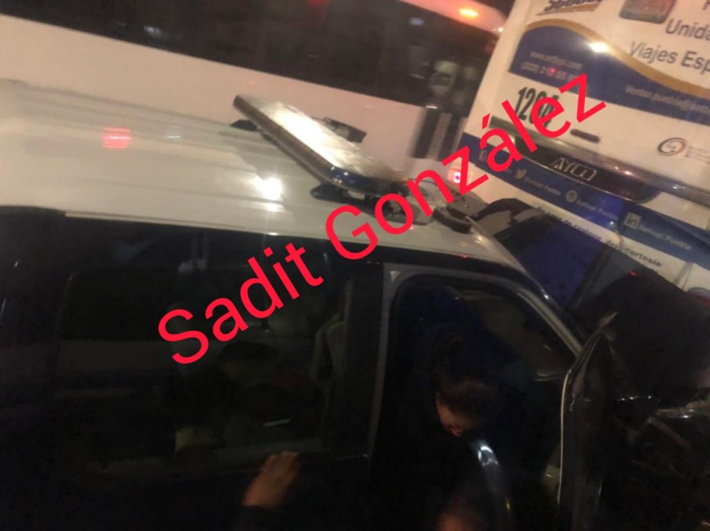 Patrullas de las policías estatal y municipal involucradas en sendos accidentes