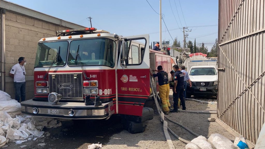 Desde San Andrés Cholula: Bomberos sofocan incendio en bodega de Tlaxcalancingo