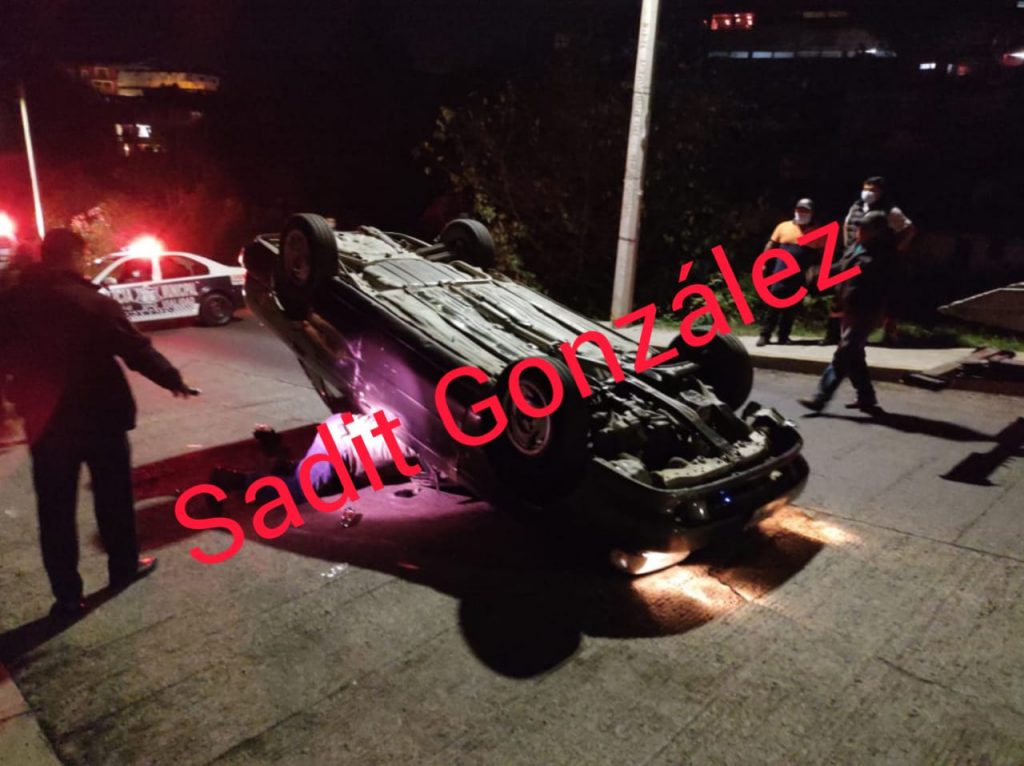 Ebrio provoca accidente y voltea su auto en Teziutlán
