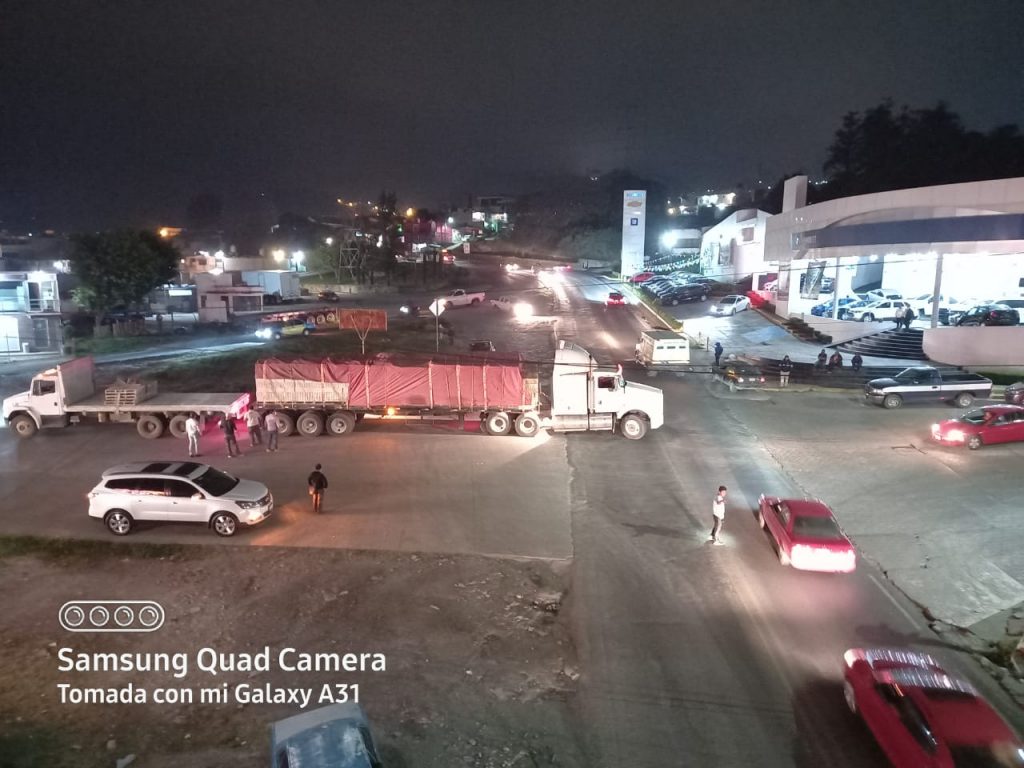 Camión bloquea carretera en Huauchinango