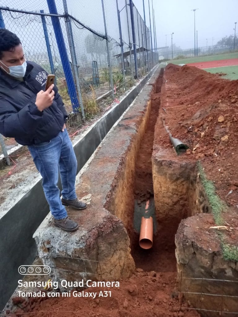 Secretaría de Gobernación estatal supervisa fallas en la obra del centro deportivo Juárez en Huauchinango