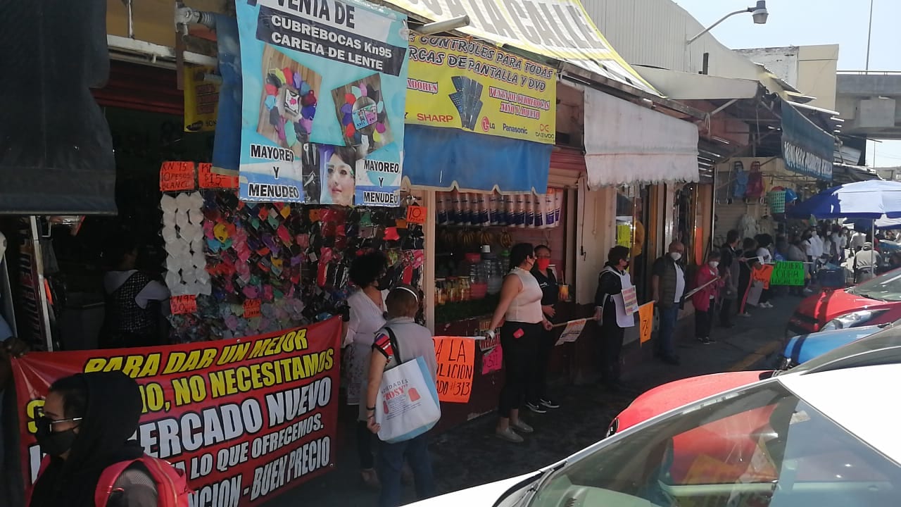 Locatarios inconformes del mercado Amalucan se manifiestan de forma pacífica