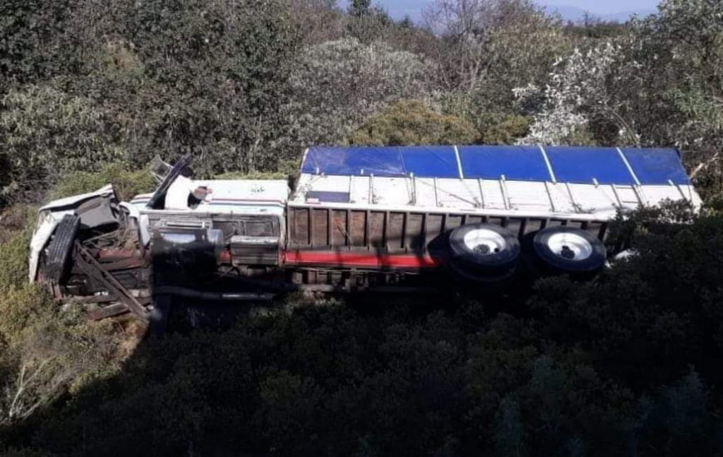 Se voltea camión en la Tlaxco-Tecojotal