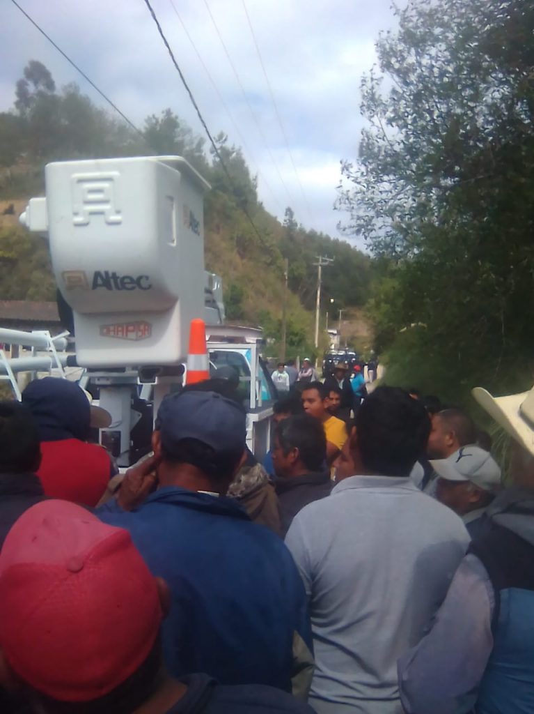 Trabajadores de la CFE, a punto de ser linchados en Huauchinango