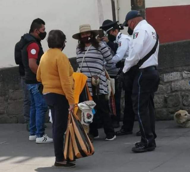 “Valientes” policías de Zacatlán detienen a “peligrosa” vendedora de artesanías
