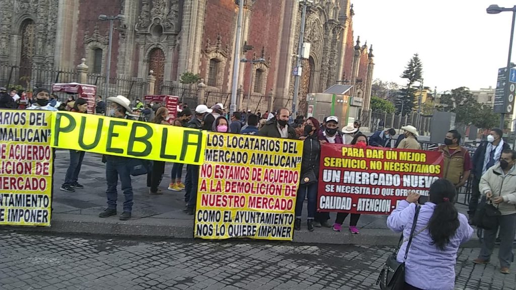 Video desde Puebla: Locatarios en desacuerdo con obras del mercado Amalucan se manifiestan en la CDMX