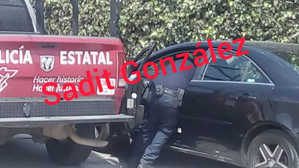 Exhiben a supuesto policía estatal cuando golpeaba a ciudadano de Amozoc