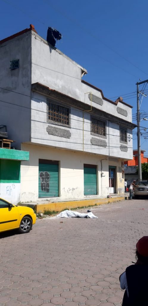 Trabajador de la construcción se electrocuta y cae de la azotea en la colonia Nueva San Salvador