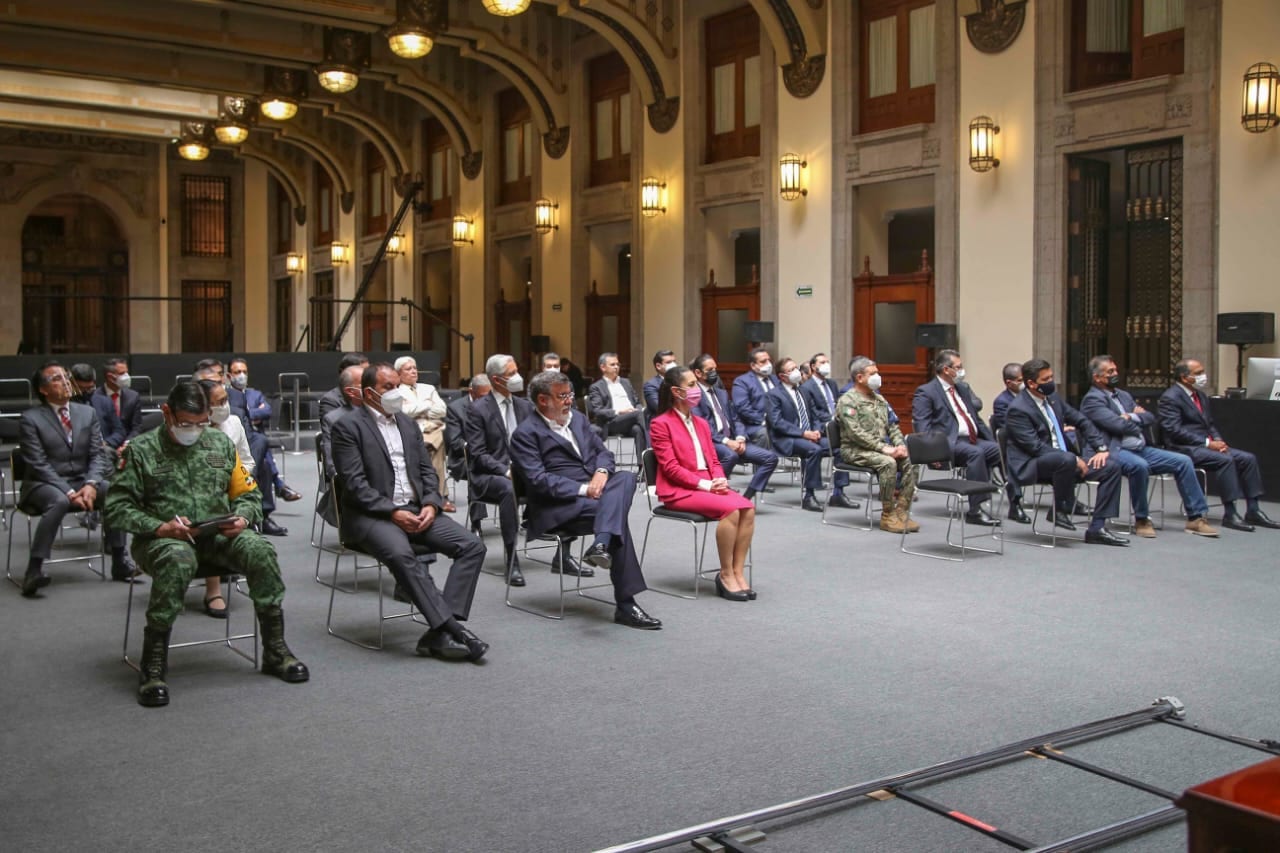 Marco Mena firma con el presidente AMLO y gobernadores el Acuerdo Nacional por la Democracia