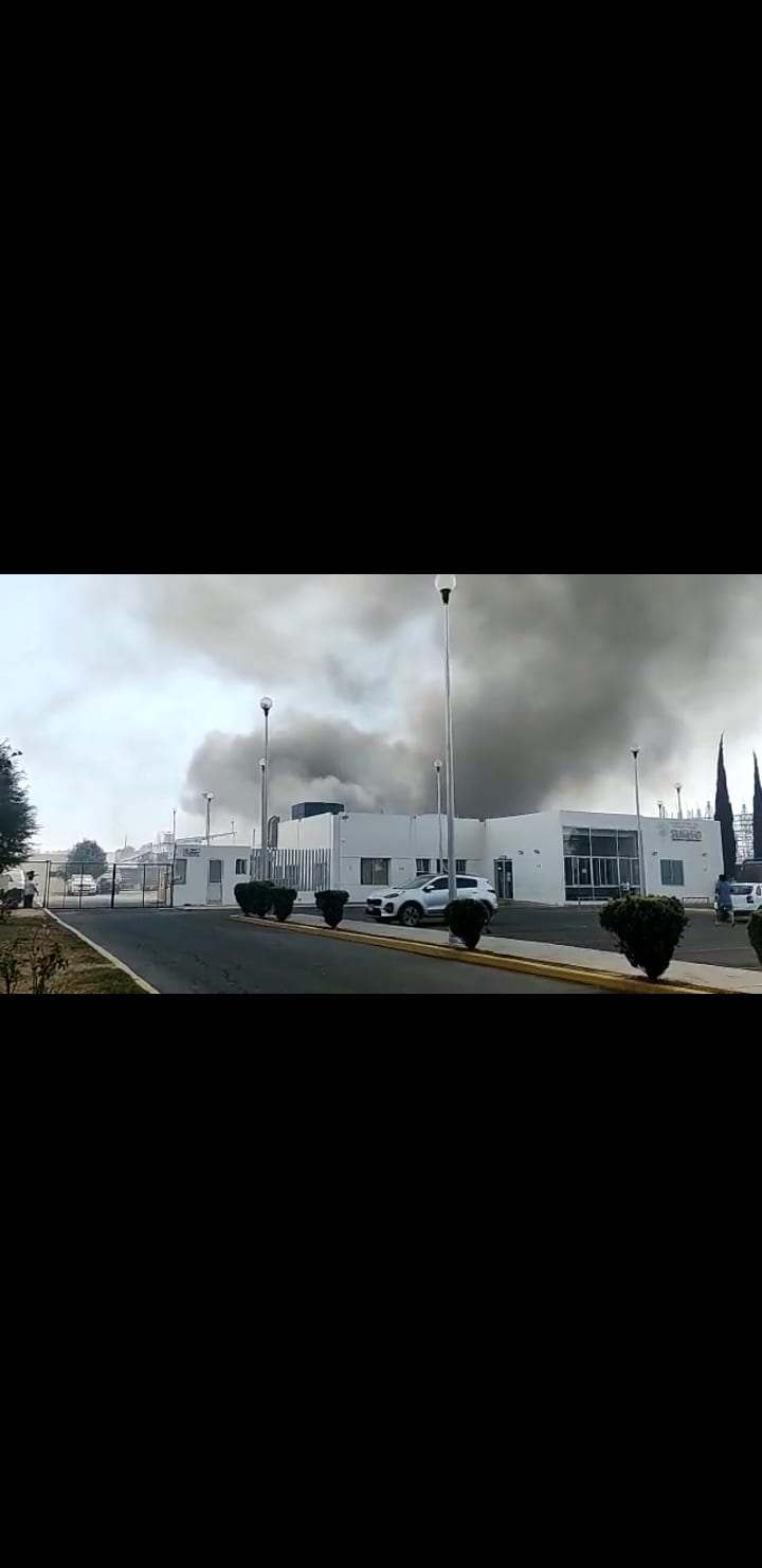 Video desde Puebla: Fuerte incendio en el corralón de la SCT atrás de Chedraui