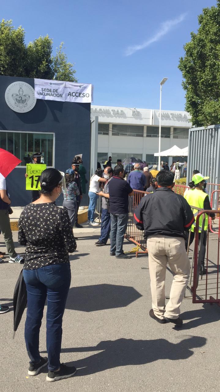 Video desde Puebla: Largas filas para vacunarse en Ciudad Universitaria
