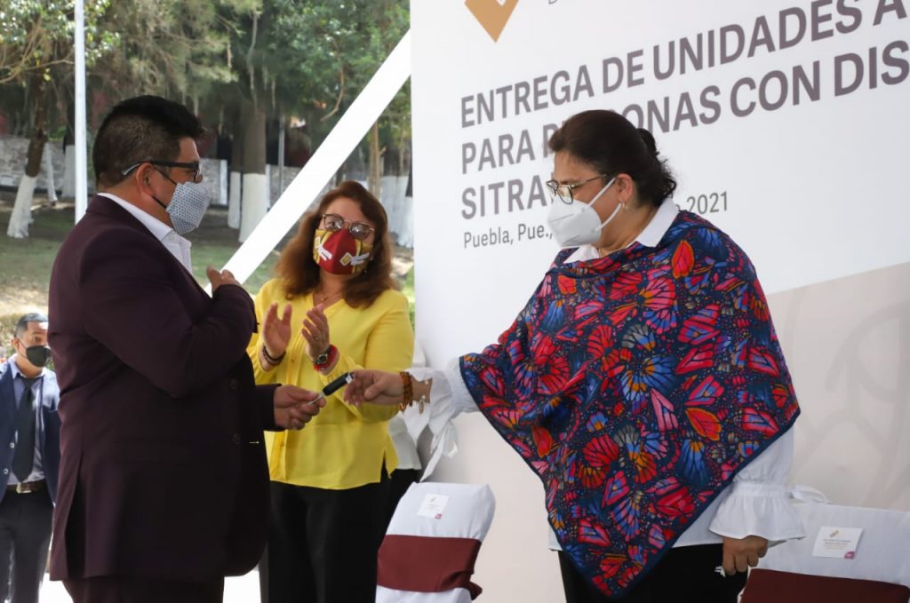 Entrega presidenta del SEDIF 19 unidades adaptadas para personas con discapacidad