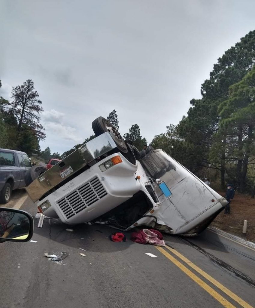 Volcadura de tractocamión en la Tlaxco-Chignahuapan