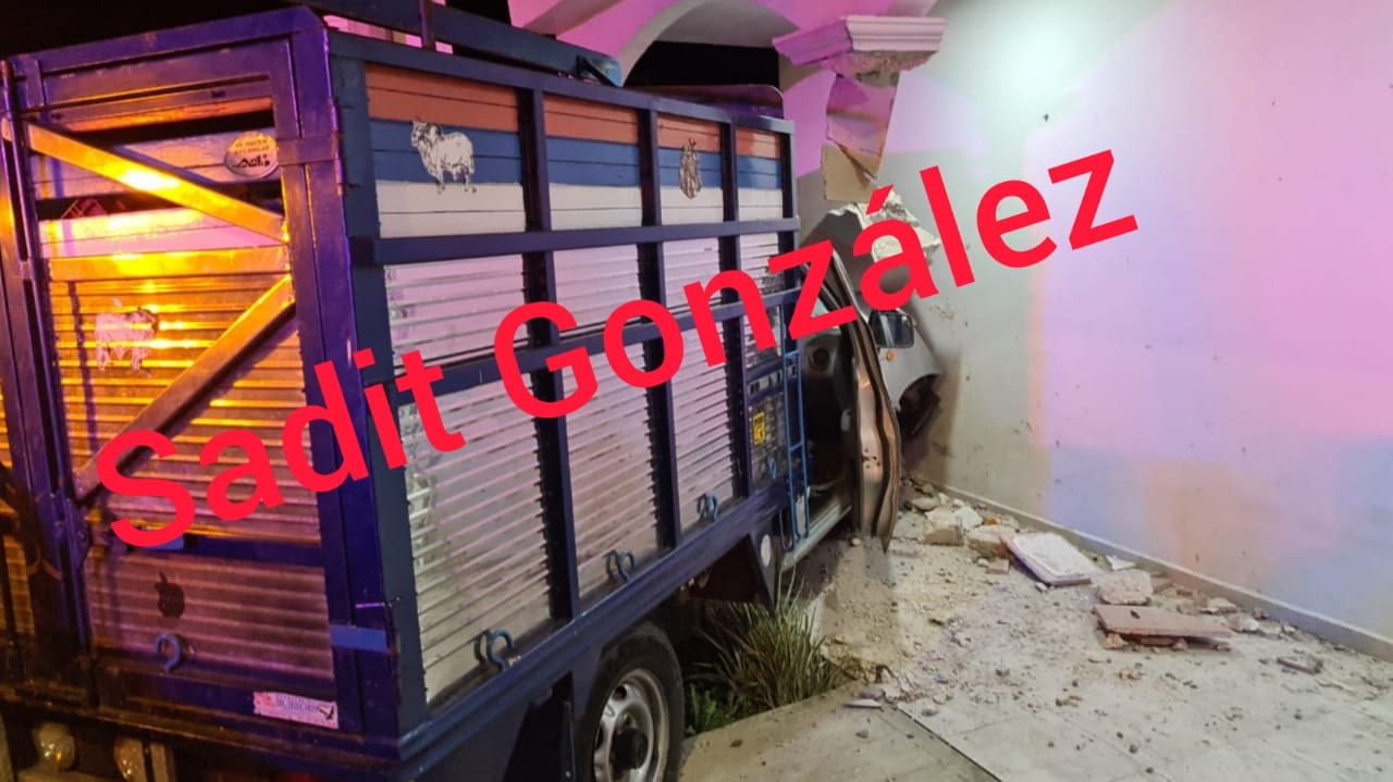 Ebrio conductor destroza su Nissan contra la clínica de salud de Maxtaco, Teziutlán
