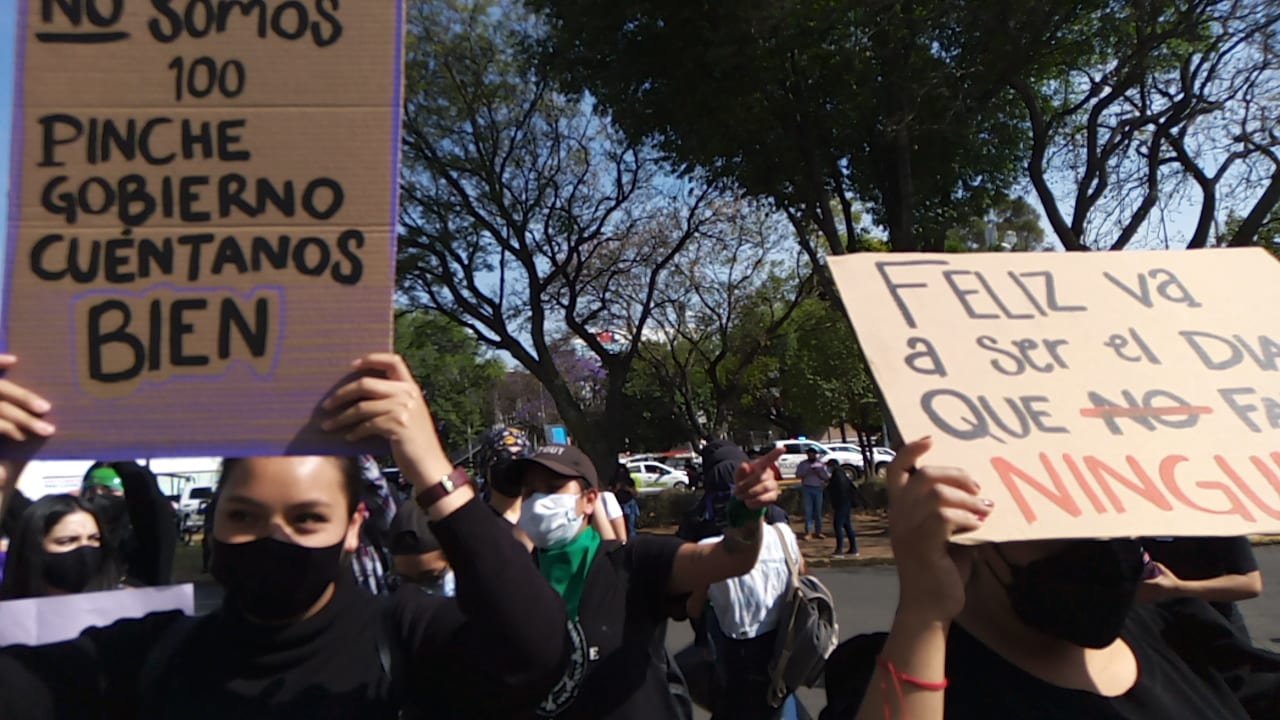 Video desde Puebla: Feministas exigen justicia por homicidios, rompen vidrios de la FGE y prenden fuego a la puerta del Congreso