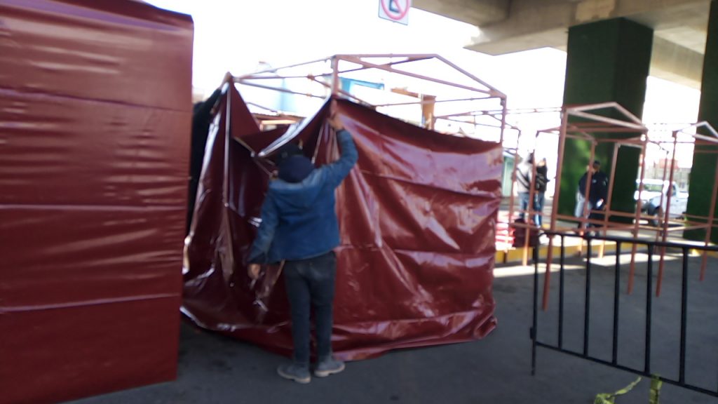 Ayuntamiento comienza con la colocación de kisoskos para locatarios del mercado Amalucan.