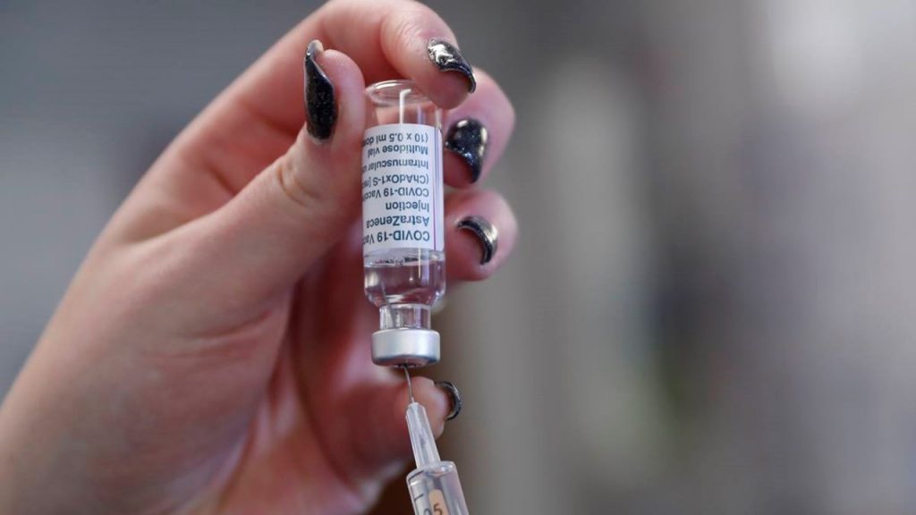 Francia recomienda reservar la vacuna de AstraZeneca a personas a partir de 55 años