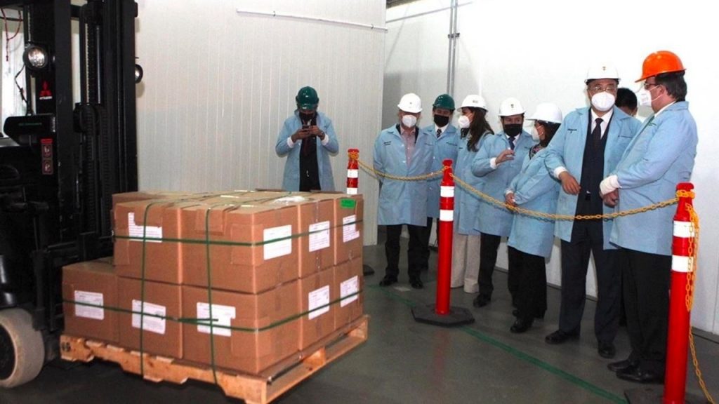 Cofepris autoriza uso de emergencia de lotes de vacuna CanSino envasada en México