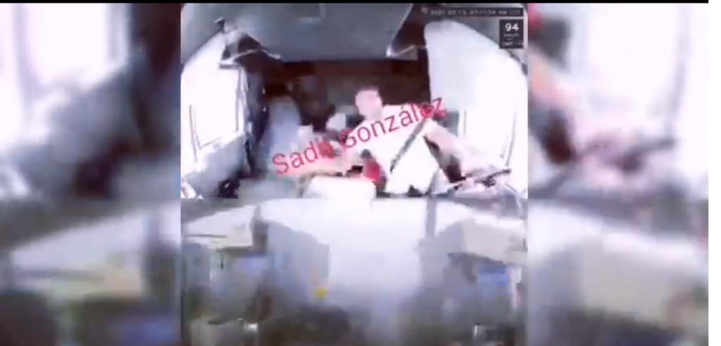 Video desde Puebla: Tráilero provoca accidente y muere una mujer por ir checando el teléfono