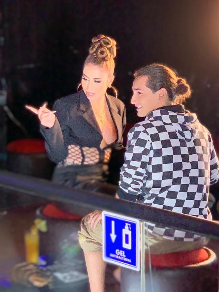 La cantautora colombiana ganadora del Grammy, Kari Uchis, realizó una participación especial en “¿Qué le pasa a mi familia?”