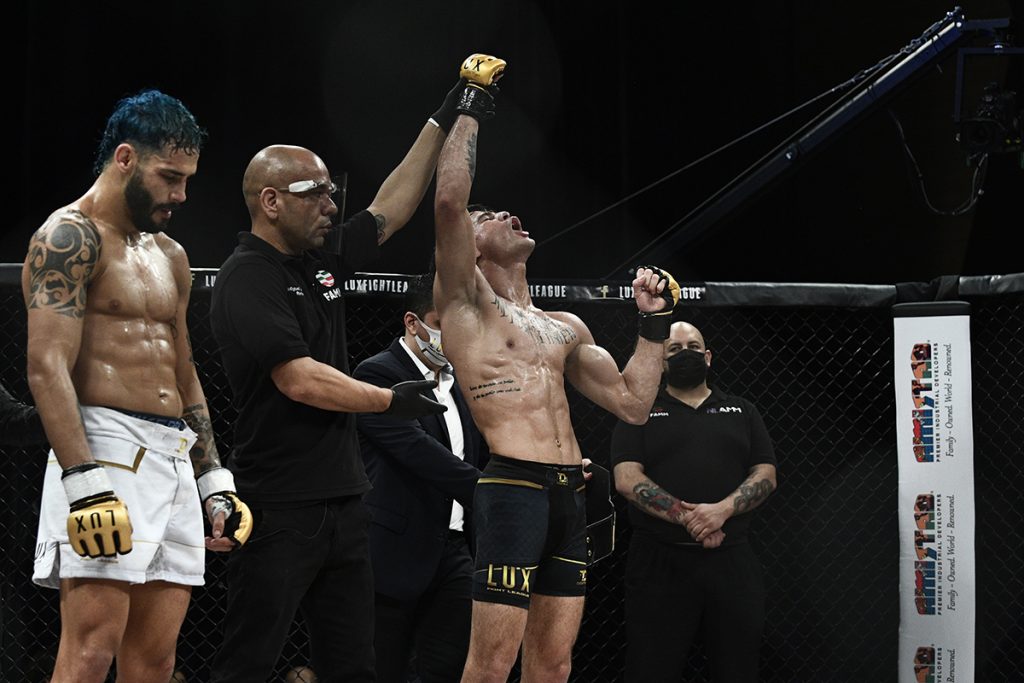 Retiene Diego Lopes cinturón pluma en LUX012