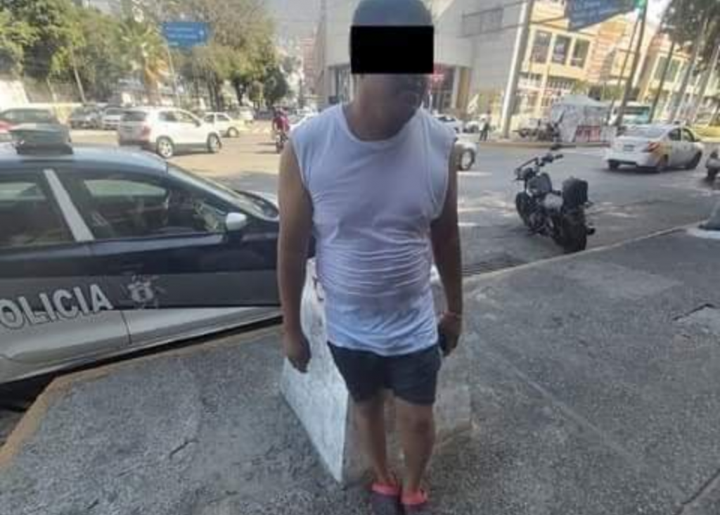 Policía de Tepexco, Izúcar, se fue de vacaciones a Acapulco, en su patrulla, su arma y con toda su familia.