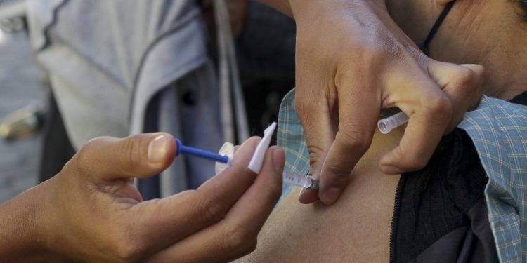 Inicia primera etapa de vacunación masiva al interior del estado