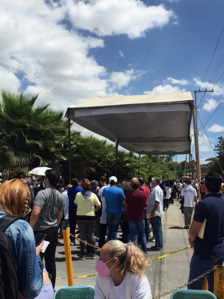 Se generan largas filas en el Hospital la Margarita para vacuna anticovid