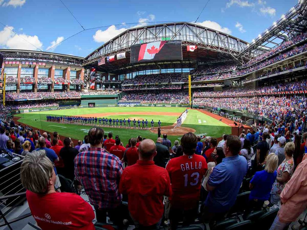 Sin sana distancia, afición llena estadio de Rangers