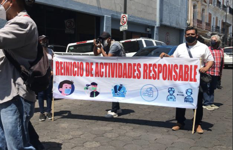 Video desde Puebla: Nuevamente se manifiestan representantes de los baños públicos