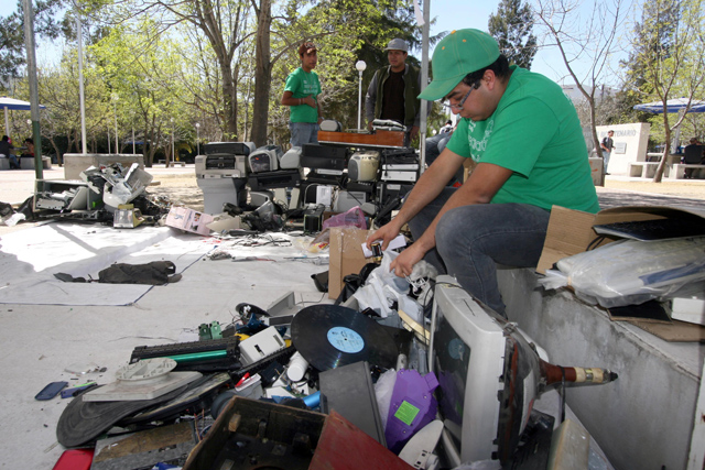 El reciclaje convierte desechos en materias primas y ayuda a combatir el cambio climático