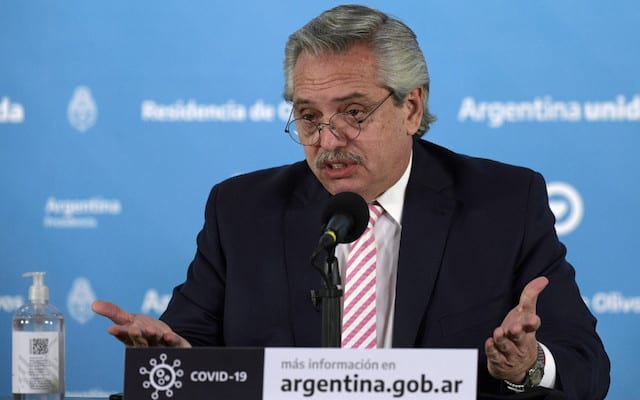Presidente argentino da positivo a Covid-19, pese a estar vacunado; espera confirmación de PCR